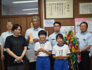 復旧祈願の飾り手渡す 被災した水郡線沿線の上小川小児童ら