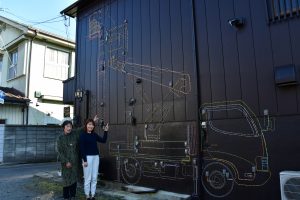 店の壁に電線アート 5色に光る 新光電気