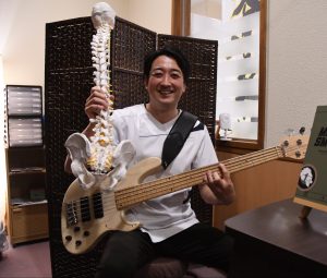 所ジョージさんと共演した君和田さん　美人の湯の音楽家