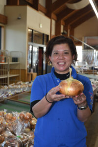 赤塚さんの新記録　幸呼ぶ？　ビッグタマネギ