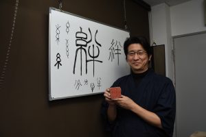 はんこ店店主がユーチューブデビュー アナログをネット配信