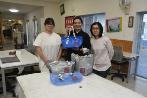 工事資材が今風に変身　障害者就労支援所が発案　ブルーシートバッグ