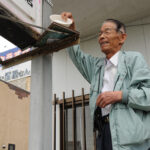 店先にスズメの恩返し！？　１円玉や５円玉など ─ 冗談を真に受けたか