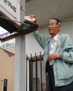 店先にスズメの恩返し！？　１円玉や５円玉など ─ 冗談を真に受けたか