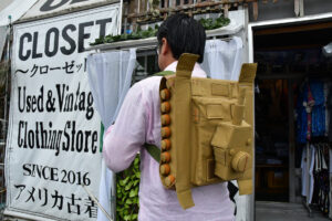 戦車を背負って聖地散策 古着店が特注リュック