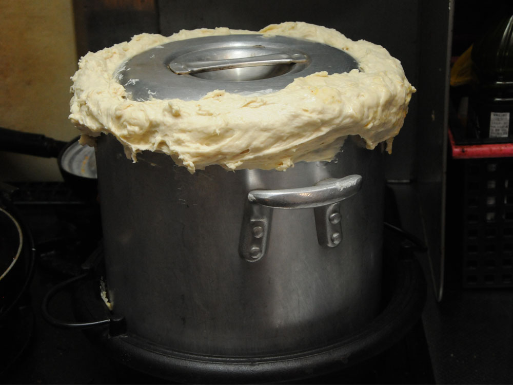 小麦粉で密閉した鍋