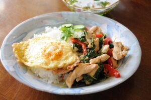 【教えて! お国のレシピ④】タイの「ガパオライス」 甚田(じんた)スリーラットさん(神栖)