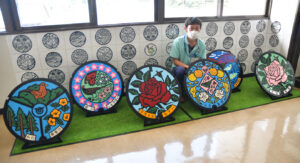 カラーマンホール展示