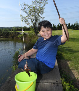 安心で楽しいザリガニ釣り　道の駅いたこの人工池