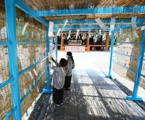 涼しげ 願い風鈴250個 八幡宮の境内にずらり