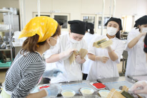 鉾二で巻き寿司授業