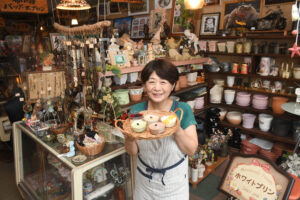 【前向きに　新しい生活様式③】これからもプリンとともに　休業中のキャンプ場の名物を販売する女将〈大子〉