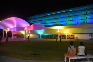 夜の日立市役所に光の演出　5日まで「ひたちライトアップ」