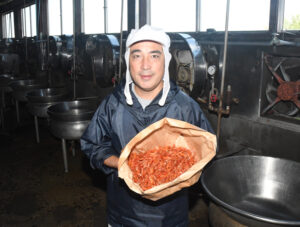 【茨城再見聞】希少な佃(つくだ)煮「大えび赤煮」　霞ケ浦湖畔の大輪水産（行方）