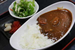 三角バラのビーフカレー　行方　焼肉店「肉のひらやま」