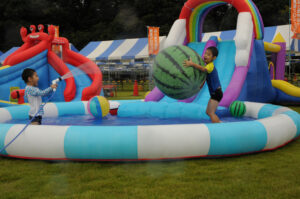 湖畔に巨大水遊び場 まちなか救済プロジェクト