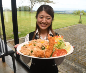 ピラフ1㌔挑戦メニュー マウントあかねのレストラン