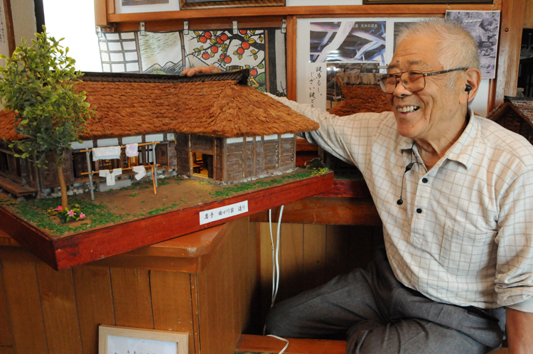 ８０歳からの古民家模型ライフ　元飲食店店主の小野木さん　曲がり屋など１５棟制作