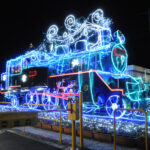 【茨城再見聞】銀河鉄道、大子駅に到着 駅前のSLを電飾(大子)