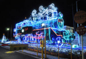 【茨城再見聞】銀河鉄道、大子駅に到着　駅前のSLを電飾（大子）