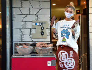 若い２人が焼き芋販売　交流スペース「マチノイズミ」