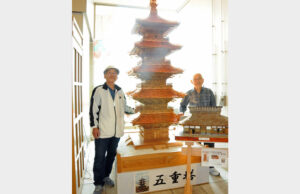 五重塔と古民家の模型を展示 愛好家仲間の2人 いこいの村涸沼(鉾田)