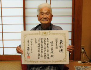 真心込めた調髪で表彰　９２歳根本さん　スマイル理容所店主