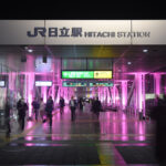 JR日立駅自由通路が桜色に