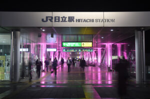 JR日立駅自由通路が桜色に