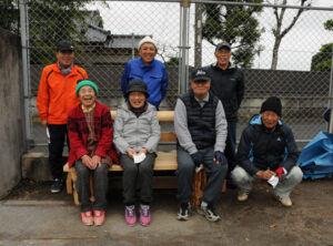 地元の仲間がベンチ製作　広場に設置