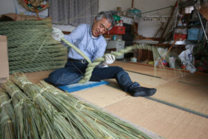 師走に汗するしめ縄作り