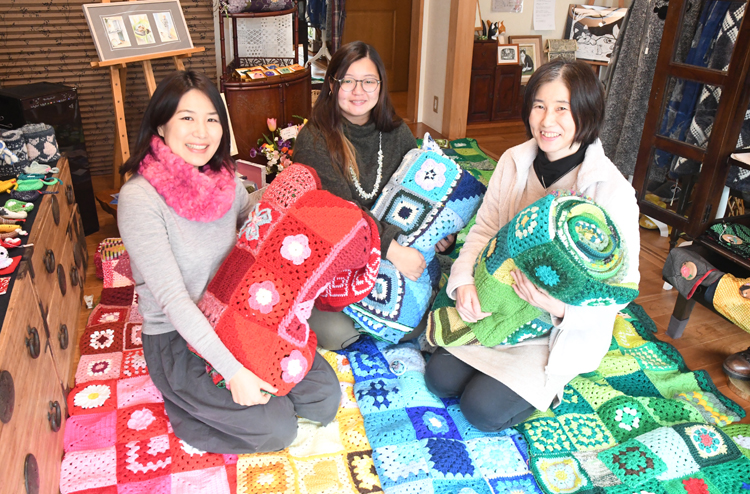 昭和通りに温かな装飾　編み物愛好家が「ヤーンボミング」開催中