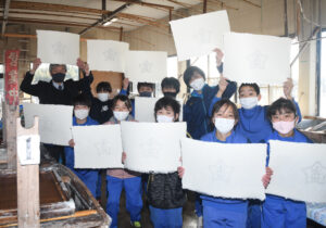 卒業の支度も10人一緒 上小川小学校(大子)