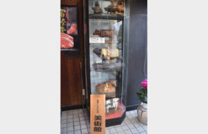店内で牛の木彫展開催　精肉店「登利要 日立店」