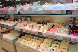 売り場は花畑のよう 京成百貨店 ハンカチコーナー