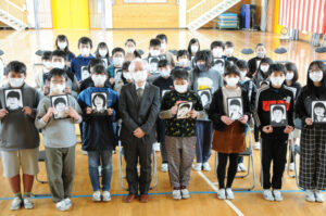 切り絵の似顔絵贈呈　作家の竹蓋さん　宮田小6年生に