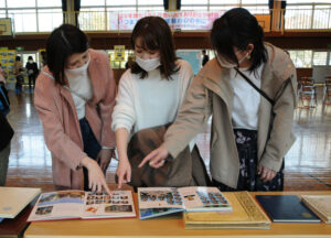 学校公開に200人“登校” 3月で閉校の大生原小が感謝込めて実施