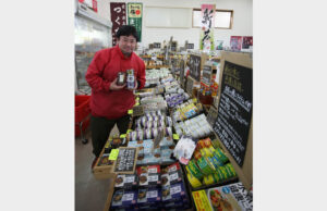 缶詰棚は店長の趣味 農産物直売所に風変わりな一角