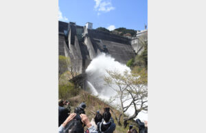 しぶきに歓声　初の公開放流　花貫ダム