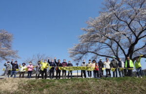 沿線に、人、笑顔、黄色いハンカチ 全線再開した水郡線