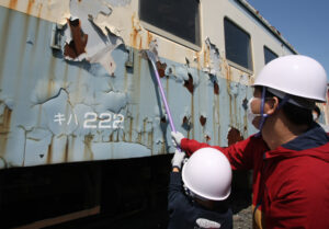 ご神体車両をすす払い ひたちなか海浜鉄道