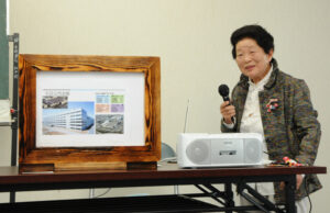 ８１歳　紙芝居で元気発信　舞台は集会場ほか　観客から「頑張れ」の声も