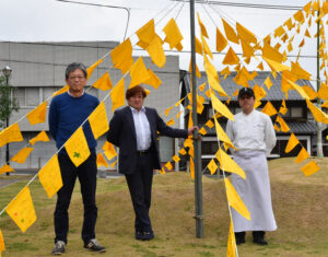 鯨ヶ丘に黄色いハンカチ　「心を明るくしよう」と企画　６月まで