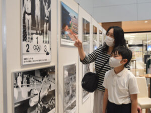 64年東京五輪報道写真展 京成百貨店8階で30日まで