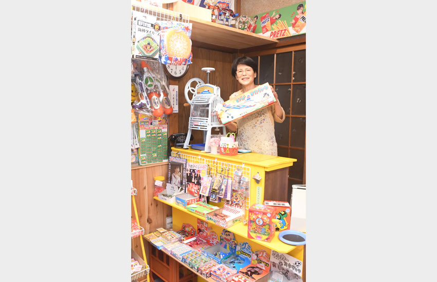 「こどももんじゃ」１００円　主婦が夢の駄菓子店開店
