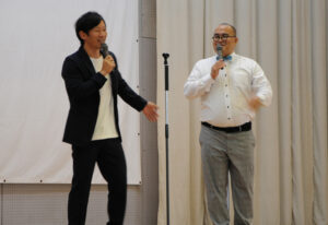 オスペンギン 笑いで啓発　勝田高校「消費生活講演会」