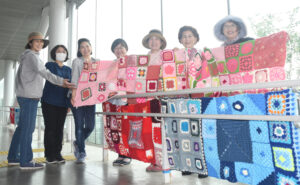 編み地で街に彩りと、笑顔も　ＪＲ日立駅中央口周辺