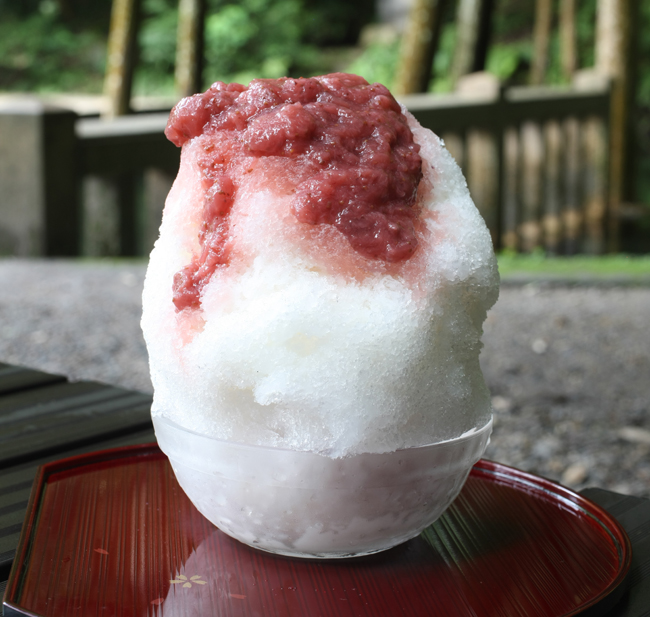 シロップは鉾田産朝採りいちご　湧水茶屋一休のかき氷いちご（６５０円）