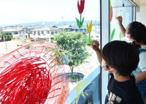 大窓にのびのびお絵かき　村内の児童６０人