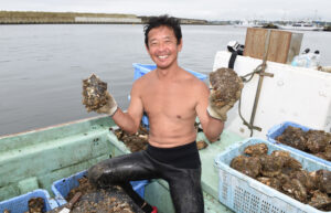 身がみっしりの大洗の夏の幸 岩ガキ漁に励む小林さん